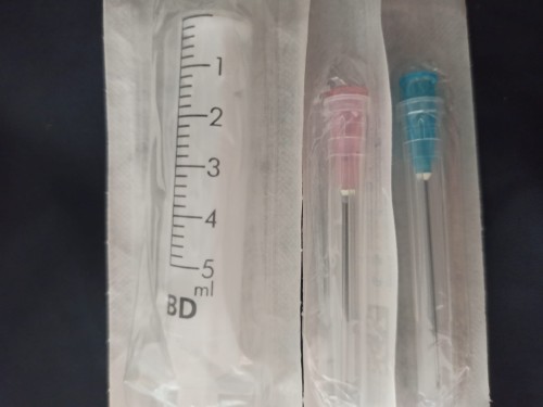 Strzykawka 5ml z igłą.