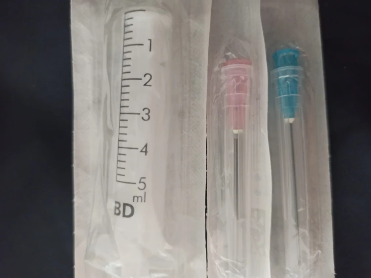 Strzykawka 5ml z igłą.