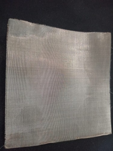 Feuille carrée de grille d'aération métallique fine pour formicariums et terrariums.