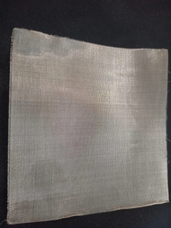 Metalowa siatka wentylacyjna.