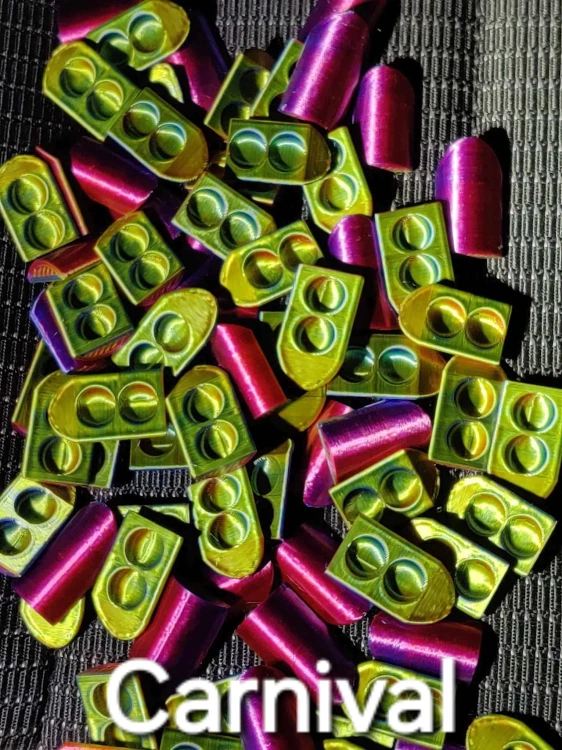 Kolorowe karmidełka dla mrówek.