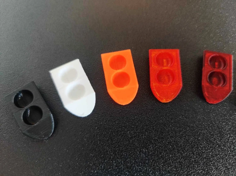 Cinq mangeoires pour tubes à essai dans différentes couleurs unies.