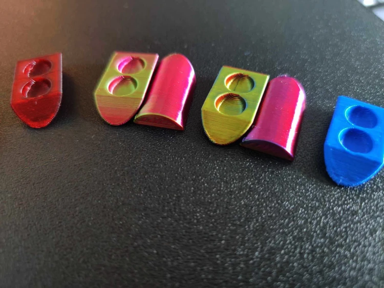 Présentation de mangeoires pour tubes à essai avec alvéoles à nourriture en plusieurs couleurs.