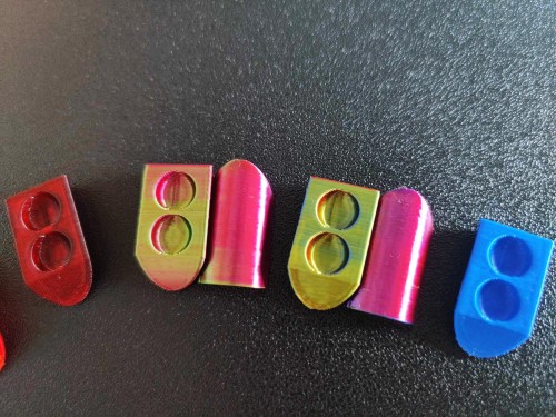 Kolorowe karmidełka dla mrówek.