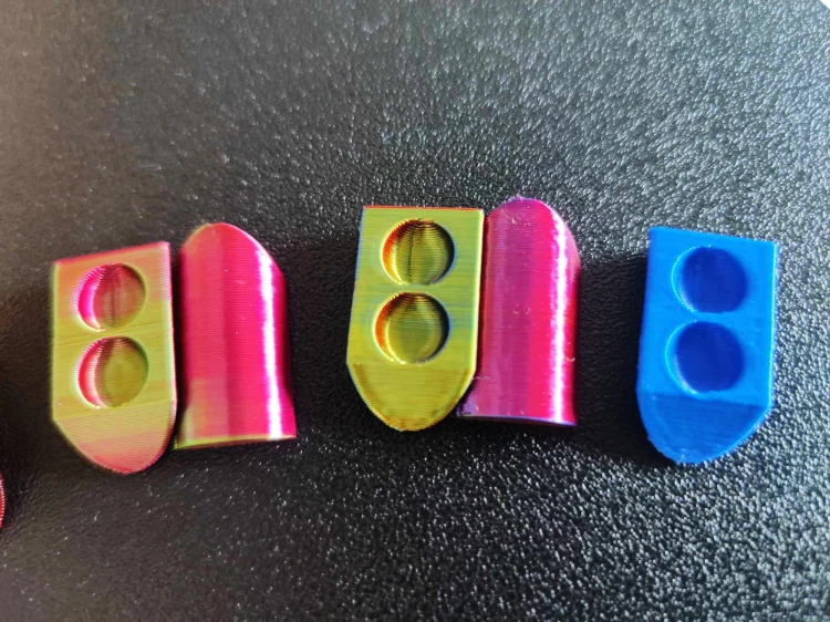 Kolorowe karmidełka dla mrówek.