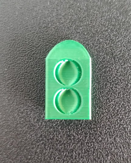 Mangeoire verte imprimée en 3D pour tube à essai avec deux alvéoles.