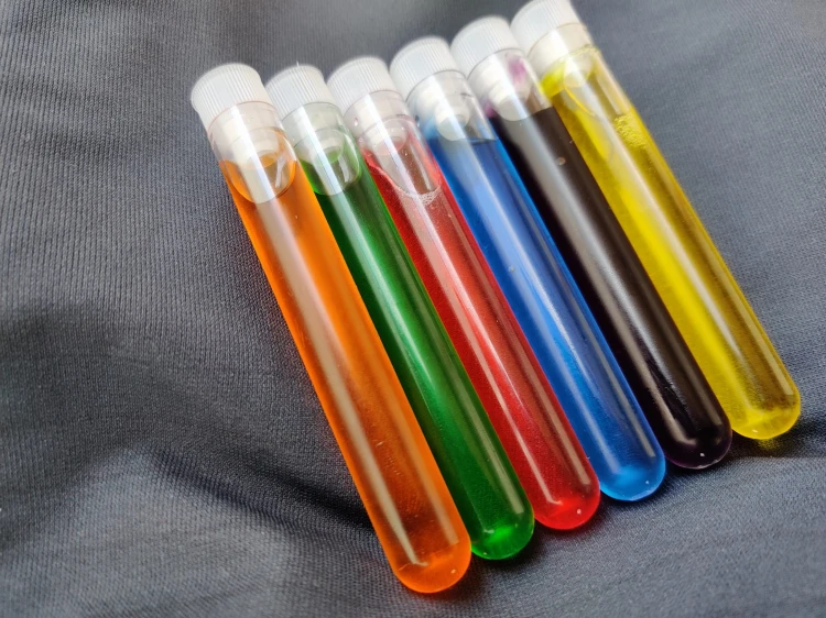 Barwiony syrop dla mrówek.