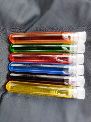 Barwiony syrop dla mrówek.