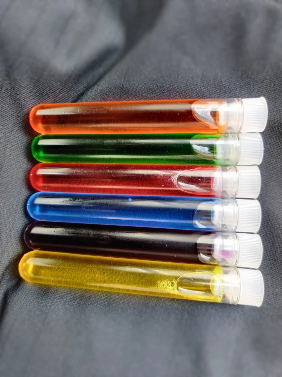 Barwiony syrop dla mrówek.