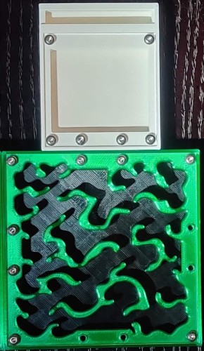 Nawadnianie gipsowe dołączone do gniazda dla mrówek.