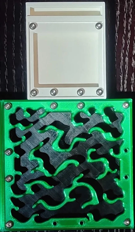 Nawadnianie gipsowe dołączone do gniazda dla mrówek.