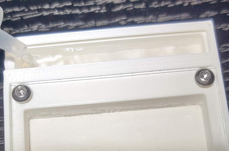 Wlewanie wody do nawadniania gipsowego dla mrówek.