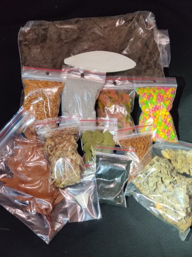 Kit d'accessoires et nourritures pour isopodes en sachets (feuilles, os de seiche, substrat, écorce).