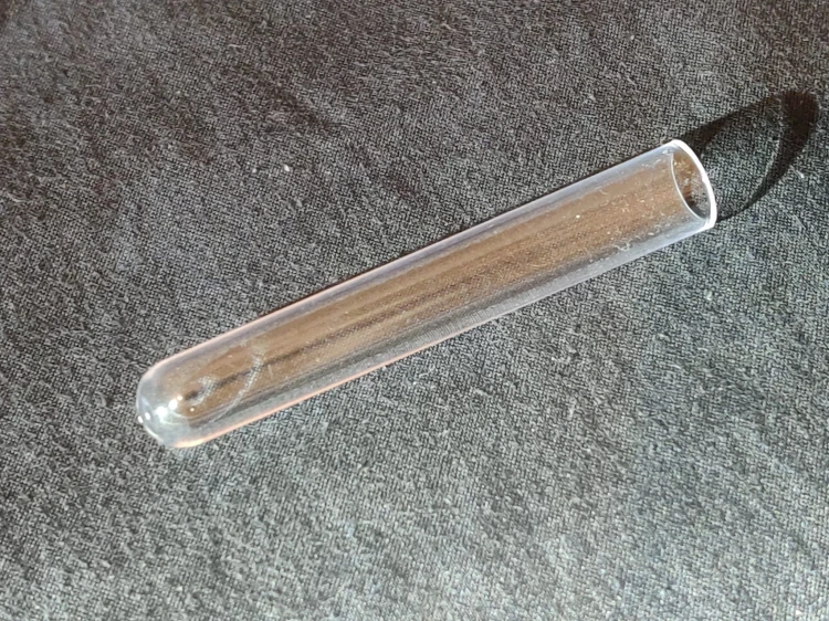 Tube à essai transparent en plastique PS 16x100mm sur fond noir.