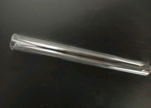 Przezroczysta szklana probówka 16x160mm do hodowling mrówek na czarnym tle.