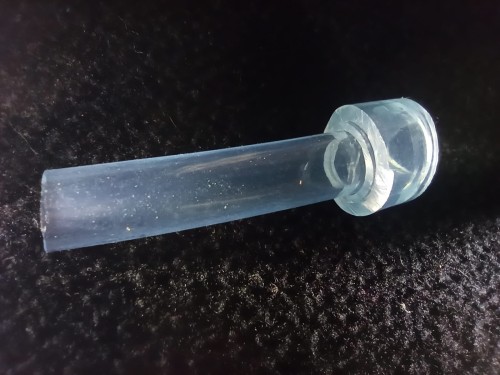 Adaptateur en silicone transparent pour tube à essai avec tuyau flexible.