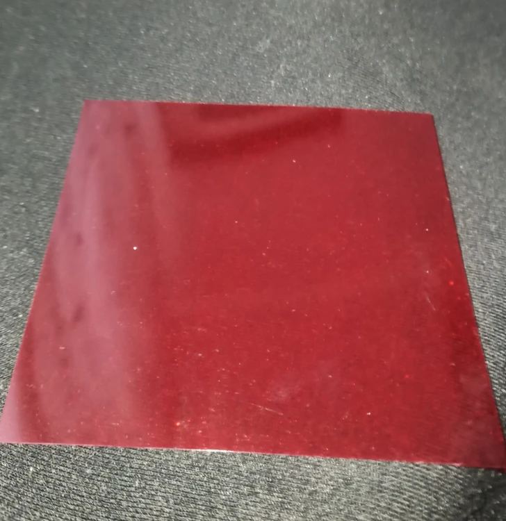 Feuille carrée de film protecteur rouge translucide pour tubes à essai et formicariums.